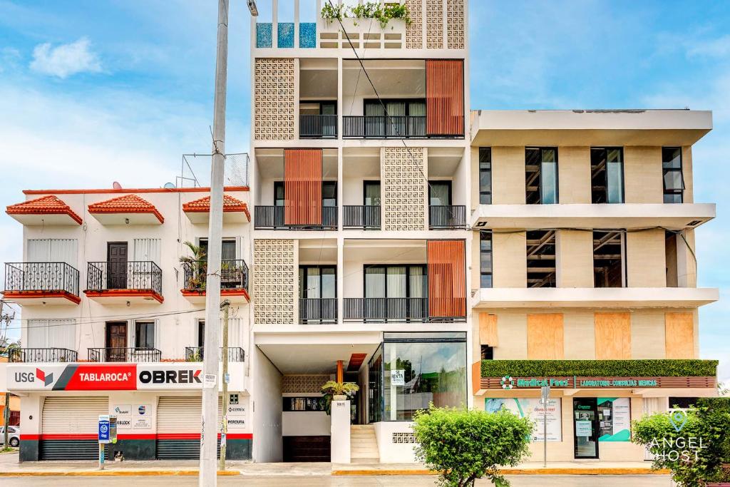 Chic Condotel with Roof Pool 10-Min Walk to Beach - 4