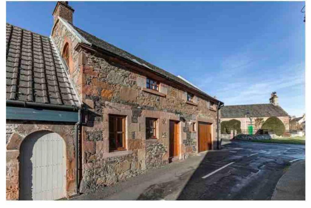The Stables, charming converted, 2 bedroom Cottage, Melrose, Darnick