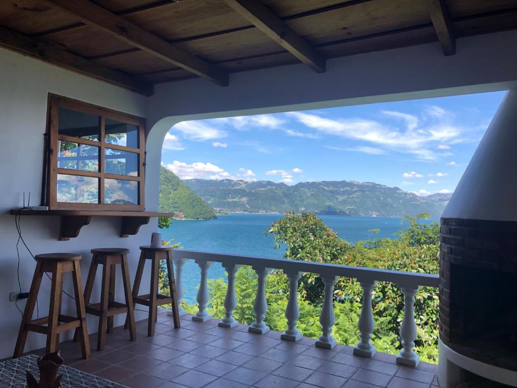 Rustic Charm and Breathtaking Views 'Casita', Santa Cruz La Laguna