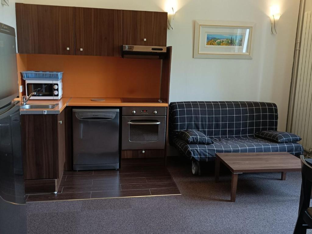 Appartement T3 dans château avec piscine et WIFI, animaux admis, 6 personnes - 1