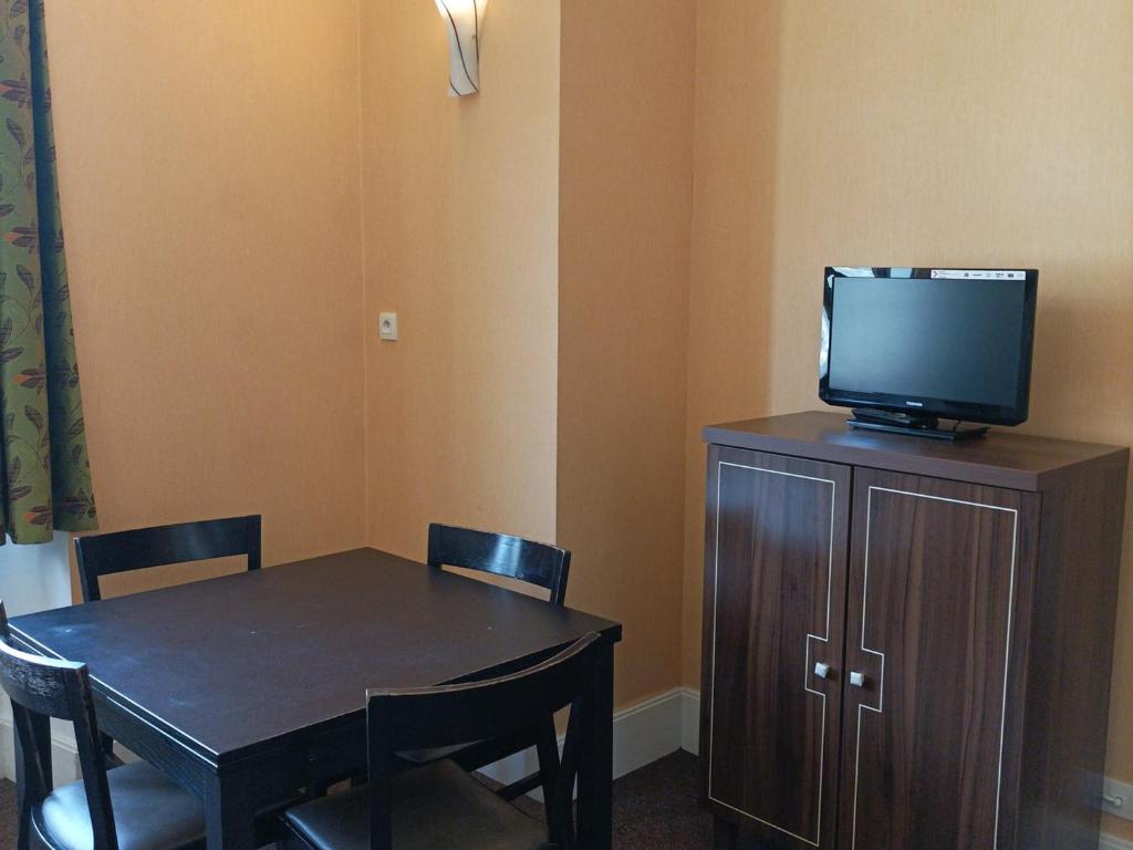 Appartement T3 dans château avec piscine et WIFI, animaux admis, 6 personnes - 2