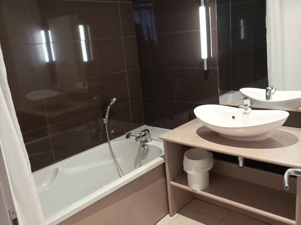 Appartement T3 dans château avec piscine et WIFI, animaux admis, 6 personnes - 3