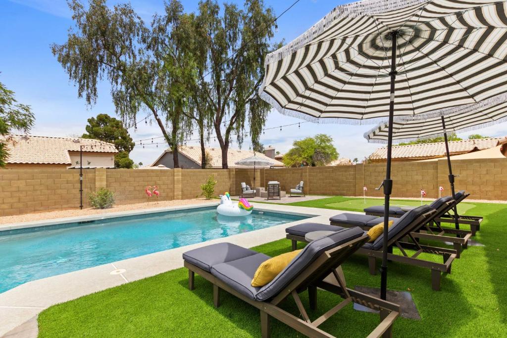 Beautiful Chandler Escape with Putting Green and Pool!, Chandler