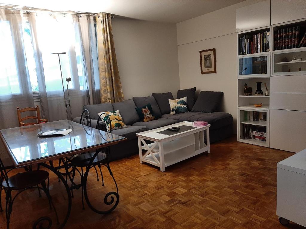 2 bedrooms Apartment with parking Paris Neuilly