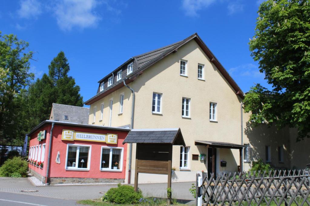 Hotel Heilbrunnen — Hotel in Johstadt