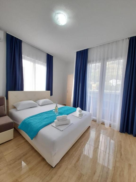 Black & White, Sutomore