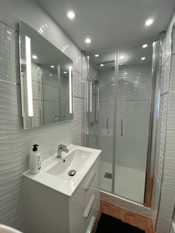 La Manga km 0, pisos estudios - planta baja - 100m de la playa - studio flats - ground floor - 100m from the beach, cada con bicis & tabla SUP, piscina & pádel & tenis & más - each with bikes & SUP board, pool & paddle & tennis & more - 5