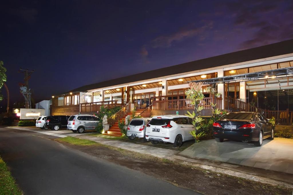 Giriwood Hotel & Villa