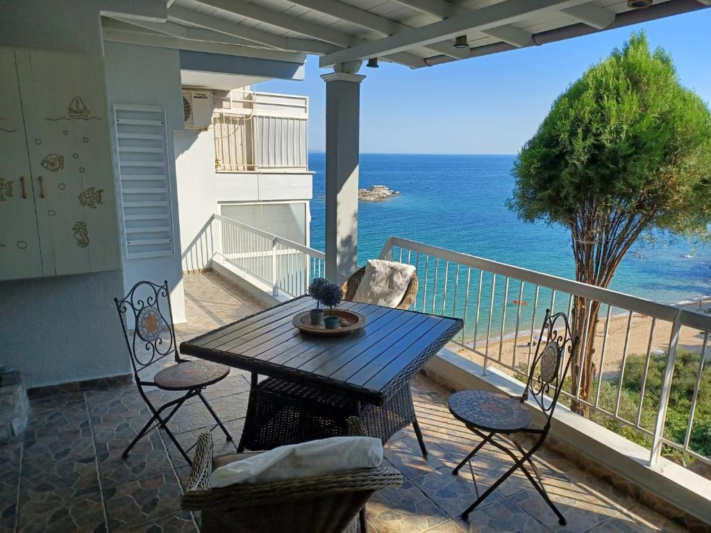 Balcony By The Sea, Palaio Tsifliki