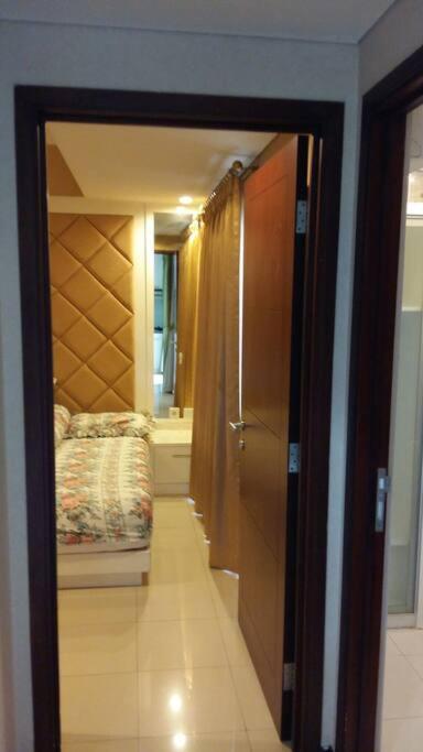 Apartemen 60 m² dengan 2 kamar tidur dan 1 kamar mandi pribadi di Grogol (Luxury 2 BR Central Park Area - Walk to Malls)