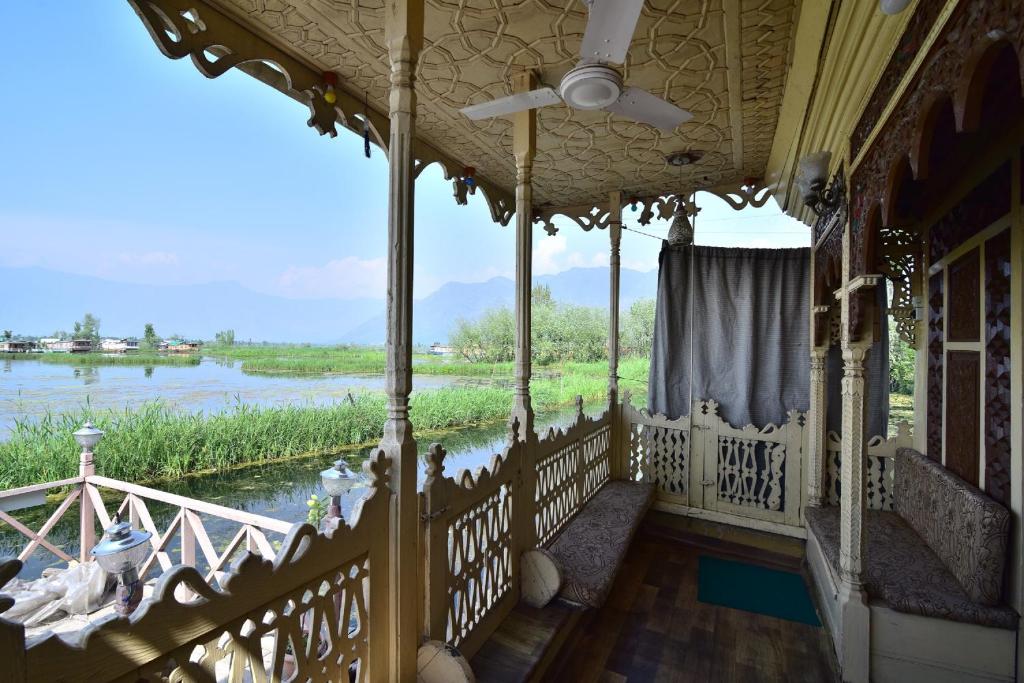 Houseboat Zaindari Palace photo