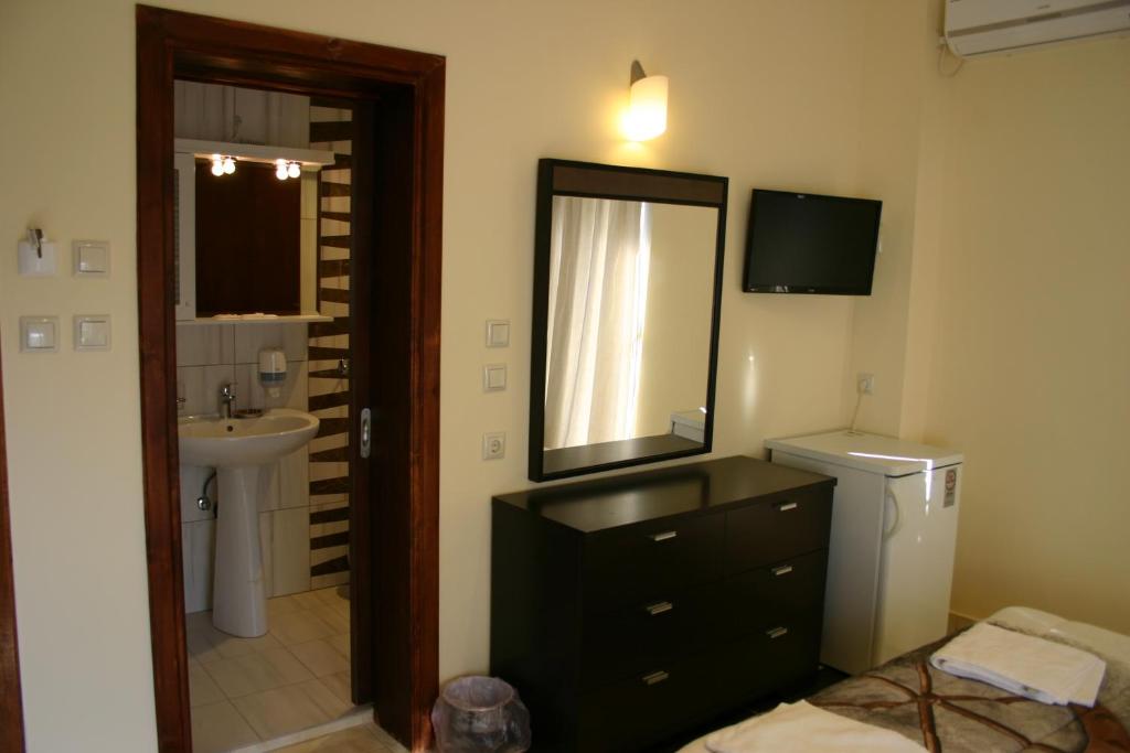 Petit Palais Hotel — Pokoje in Loutraki, Peloponez