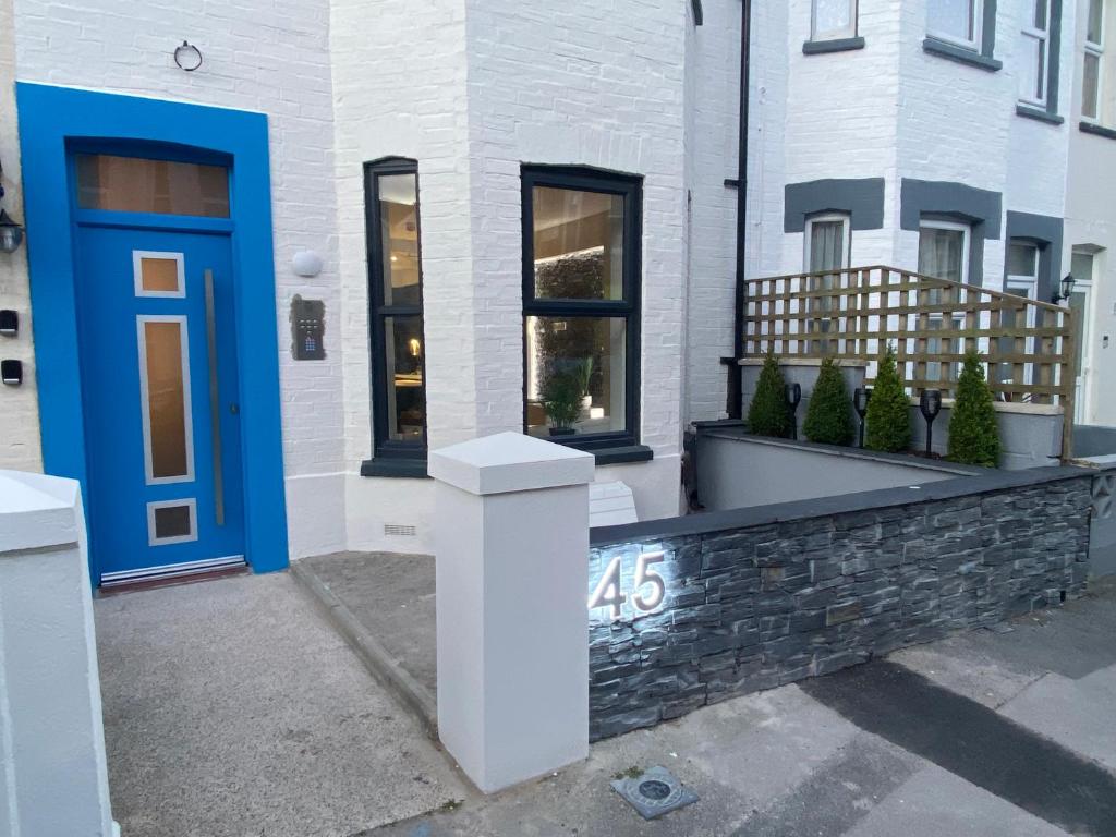 Coastline Retreats - Cloud9 Newly Renovated, Beautiful Ensuite Rooms Near Seafront in Town Centre, N photo