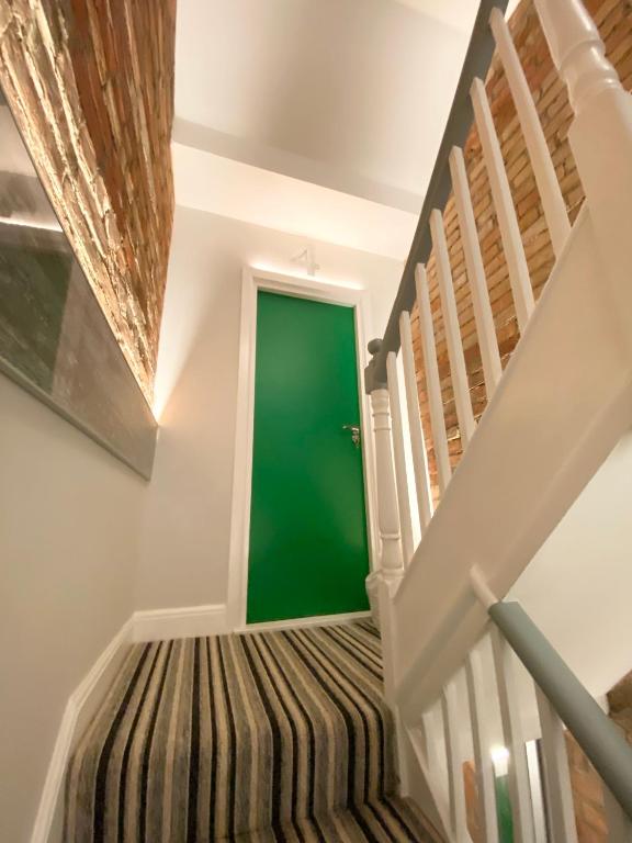 Coastline Retreats - Cloud9 Newly Renovated, Beautiful Ensuite Rooms Near Seafront in Town Centre, N photo