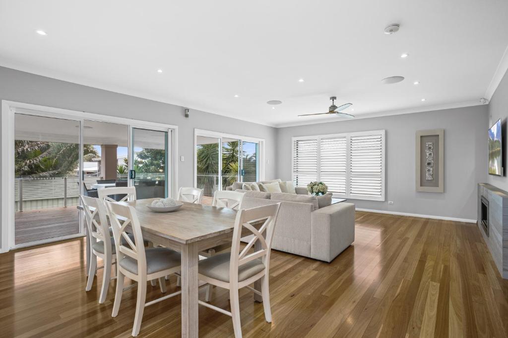 Little Lake Beach House - Beachside 4 Bedroom Luxury Home