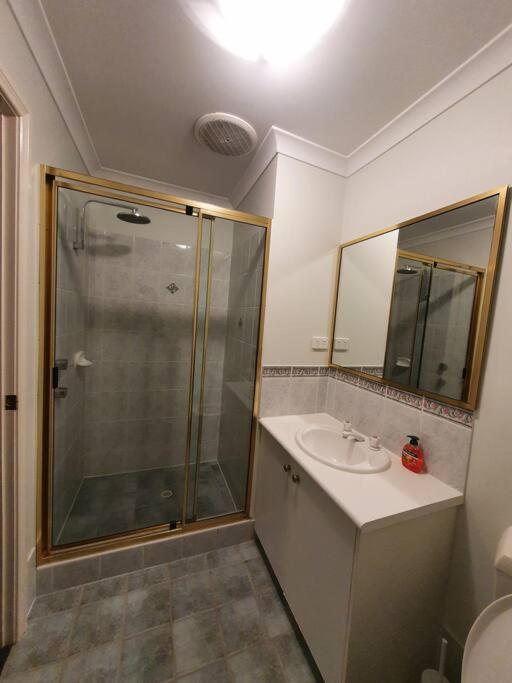 Adorable-secure 3 bedroom holiday home with Pool around the corner from The Miners Rest. photo