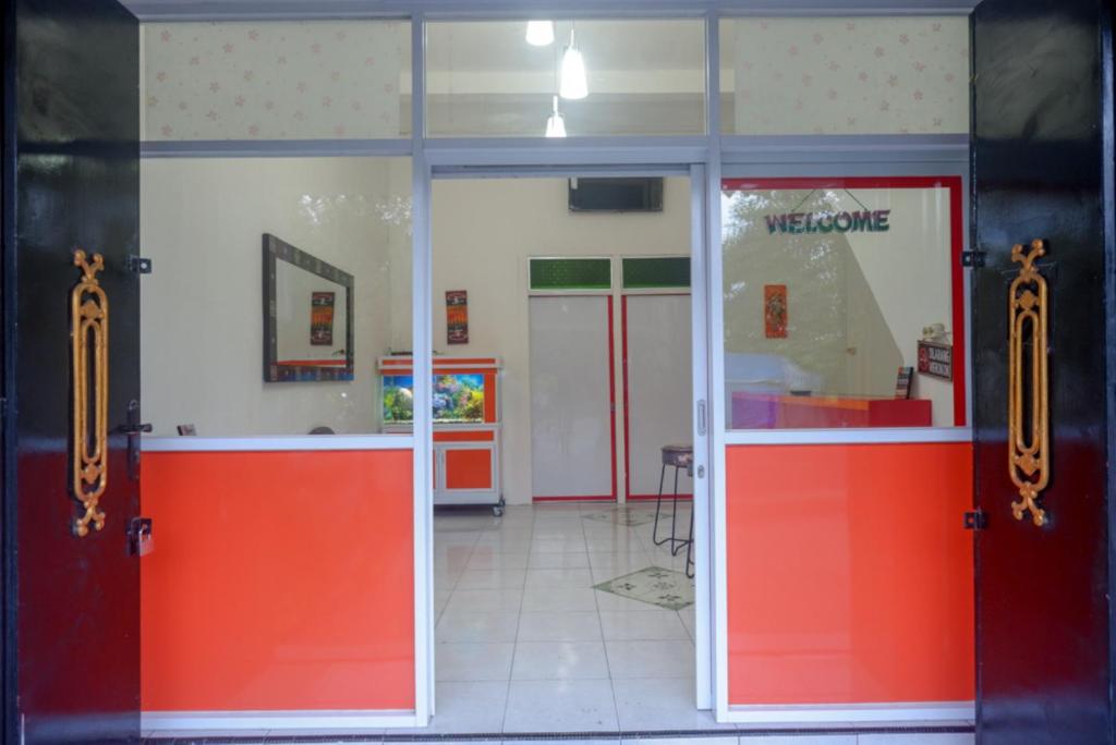 RedDoorz Syariah near Exit Toll Ngemplak Solo photo