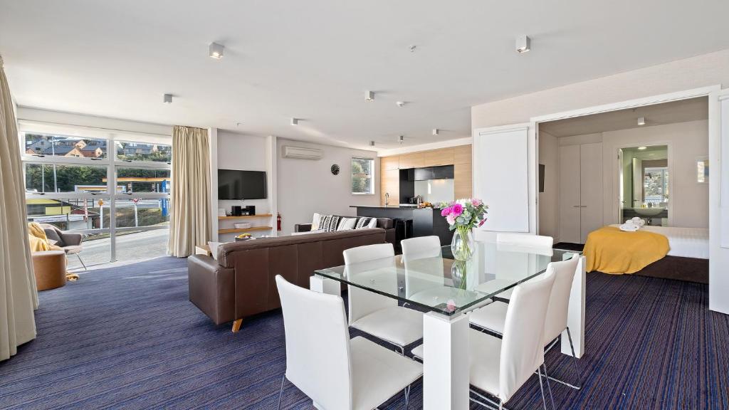 Marina Marvel - Queenstown Holiday Apartment photo