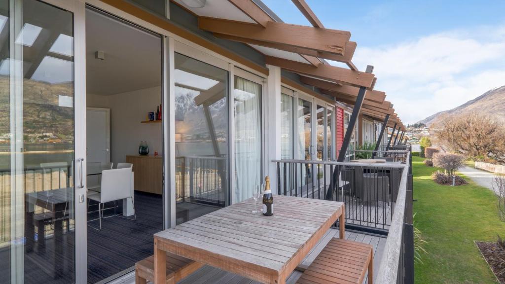 Marina Marvel - Queenstown Holiday Apartment photo