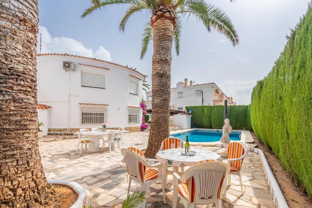 Spacious family home with Airco, private 5x10m pool, sandy beach 300m, free WiFi - 5