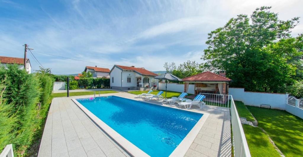 Holiday Home ZLATAR next to Buna river 전경