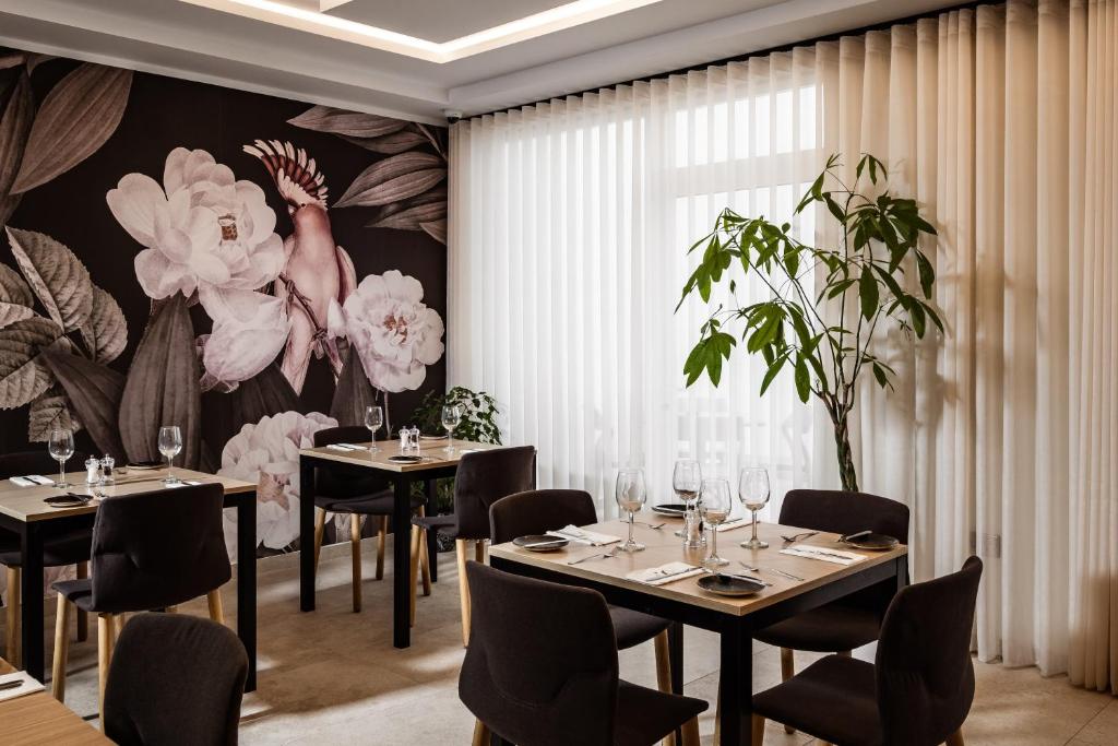 The Segond Hotel의 모던한 객실 또는 실내 수영장