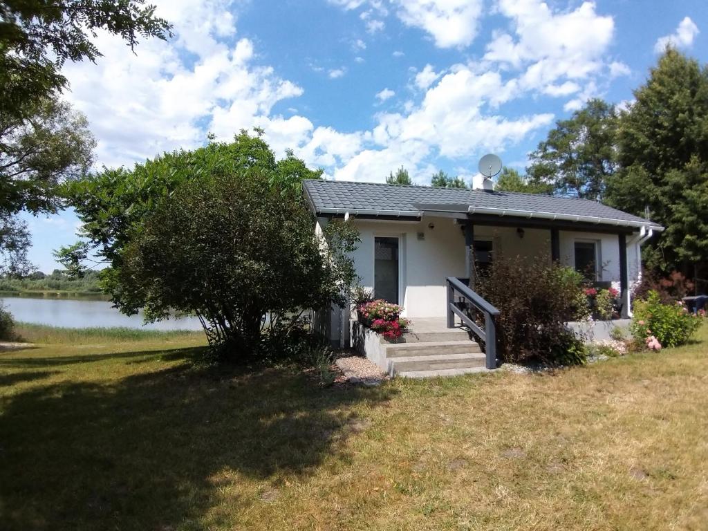 Dom nad jeziorem Suszewskim, Świętne., Świętne