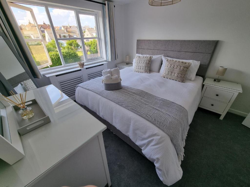 HighTide - 2 bed with parking, balcony & sea view., Swanage