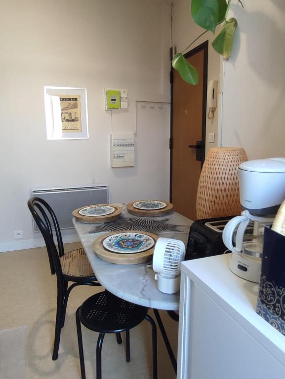 PARIS AUTHENTIC HOUSE Small, bright and calm studio - 3