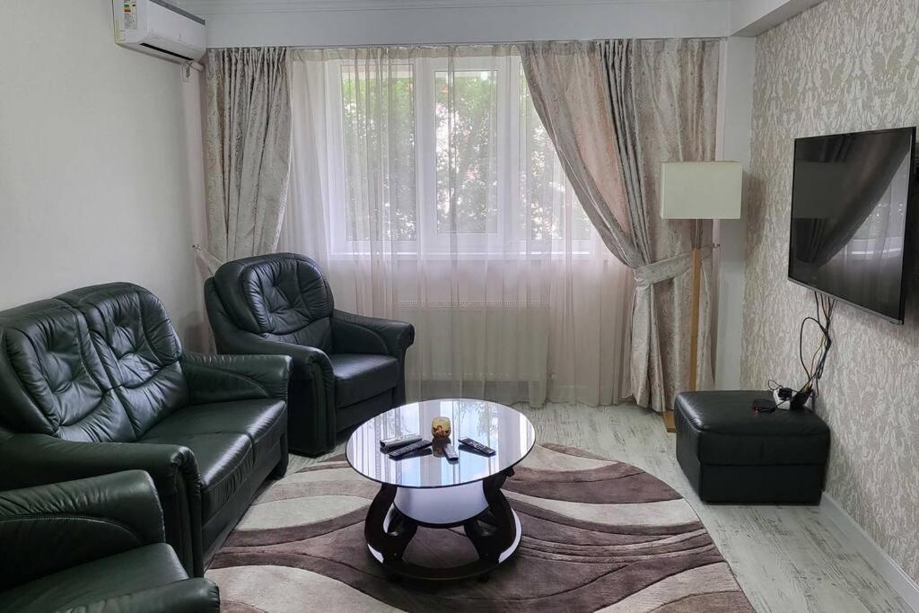Spacious APT in the Center next to MallDova Mall — Hotel in Chisinau