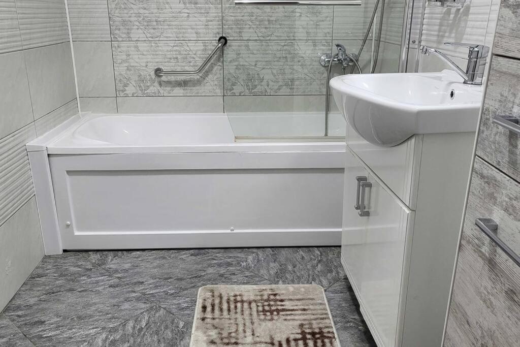Spacious APT in the Center next to MallDova Mall photo