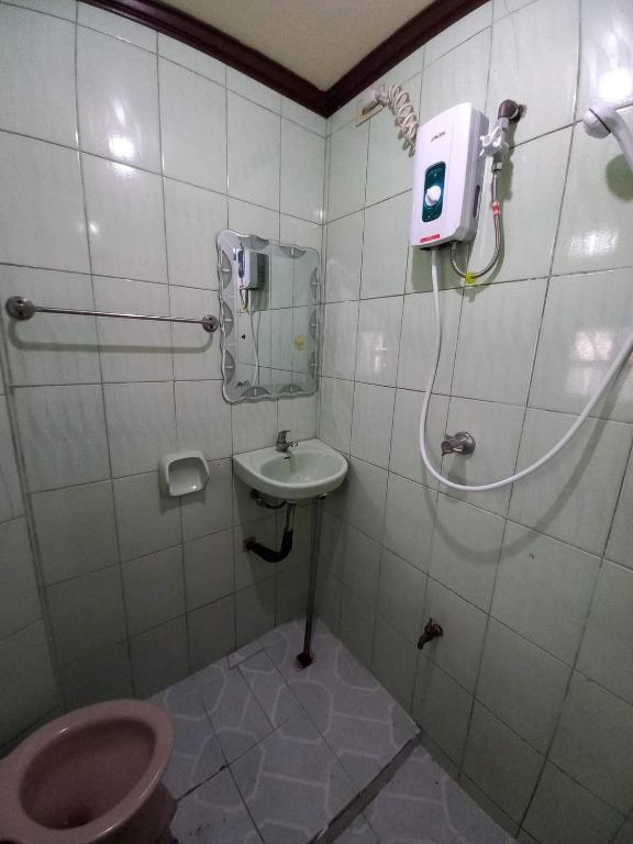 Lovely 4 bedroom apartment with free parking photo