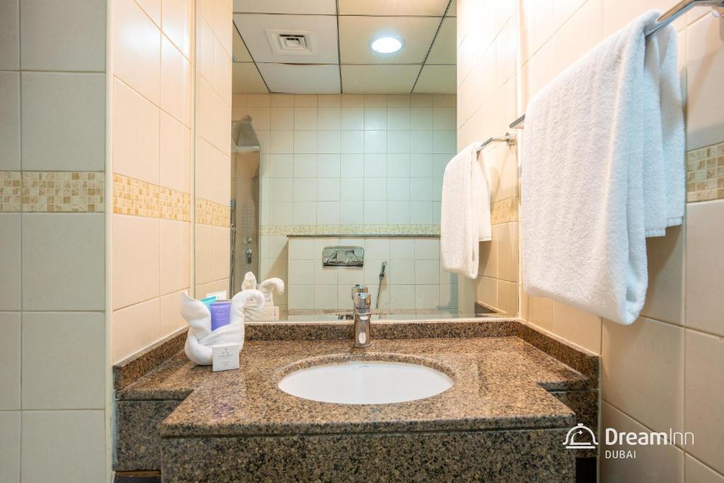 Dream Inn Apartments - Bay Central photo