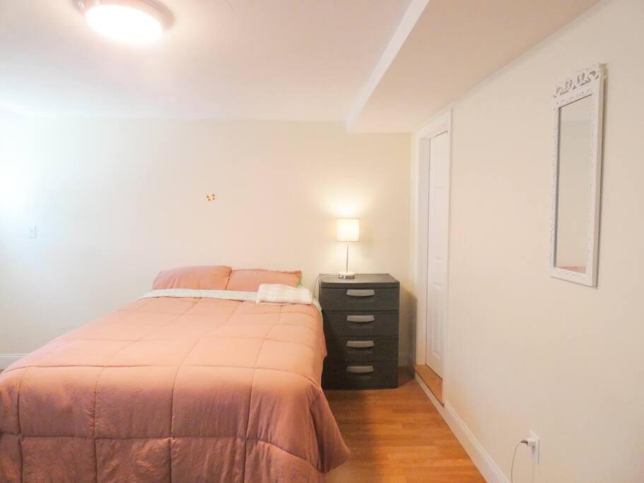 Arlington large private entrance/bath bedroom