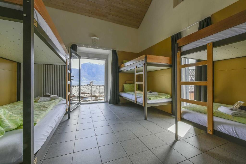 Кровать в общем 6-местном номере для женщин