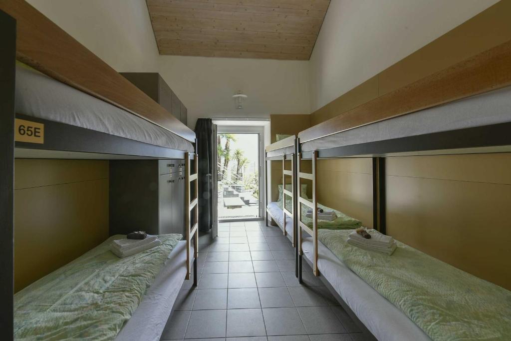 Кровать в общем 6-местном номере для женщин