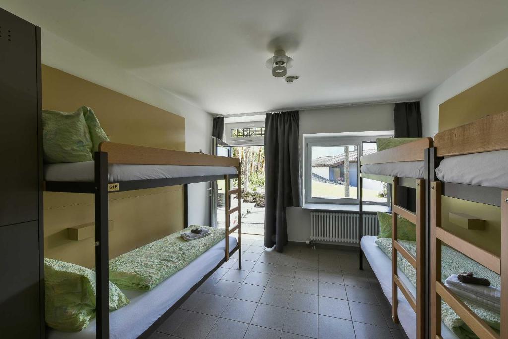 Односпальная кровать в общем мужском номере