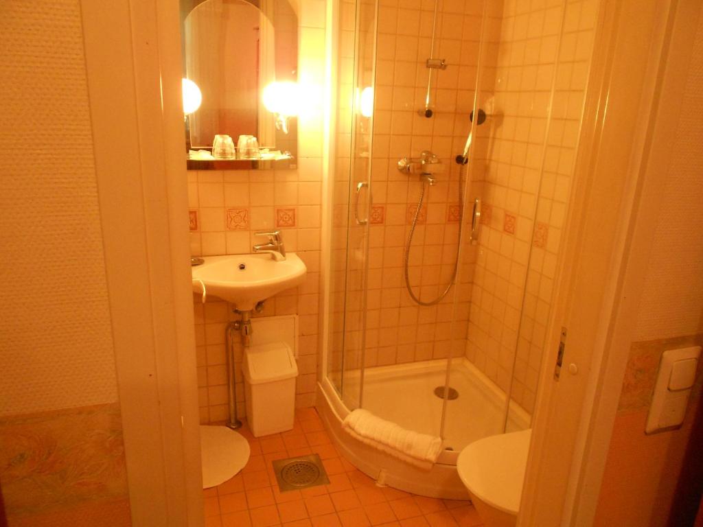 Shower, Poska Villa Guesthouse in Tallinn