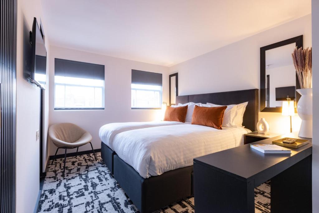 London La Suite West Hyde Park room