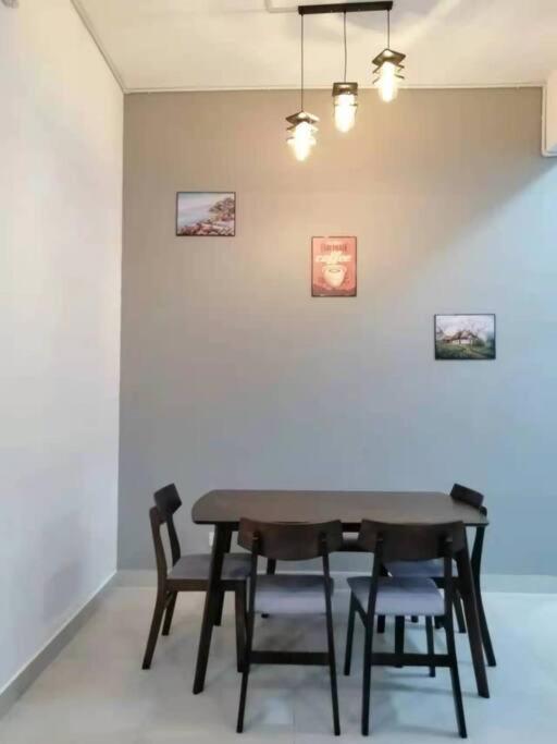 Cameron top31 golden hills night market homestay photo