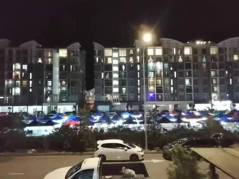 Cameron top31 golden hills night market homestay photo