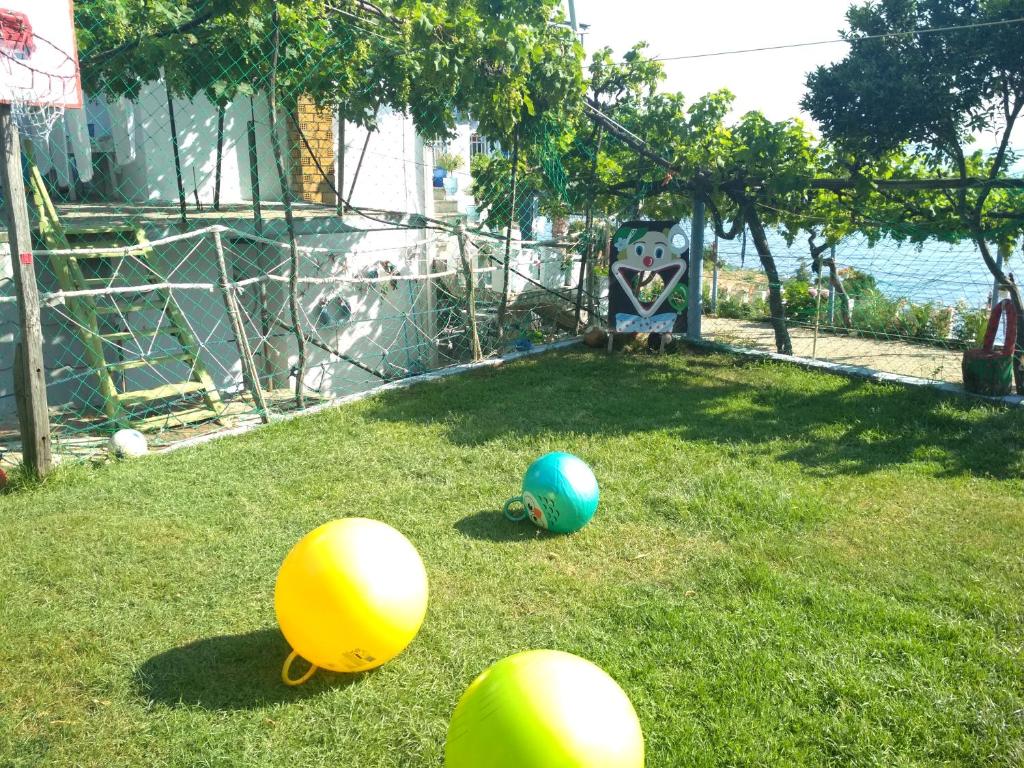 Playground, Kastra in Larisa