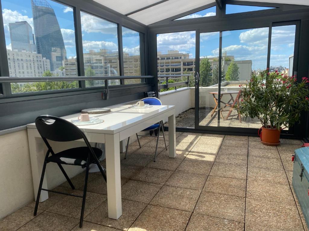 Studio avec grande Véranda vue sur la Défense