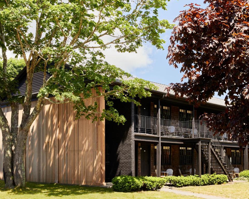 Bluebird Dennisport, Dennis