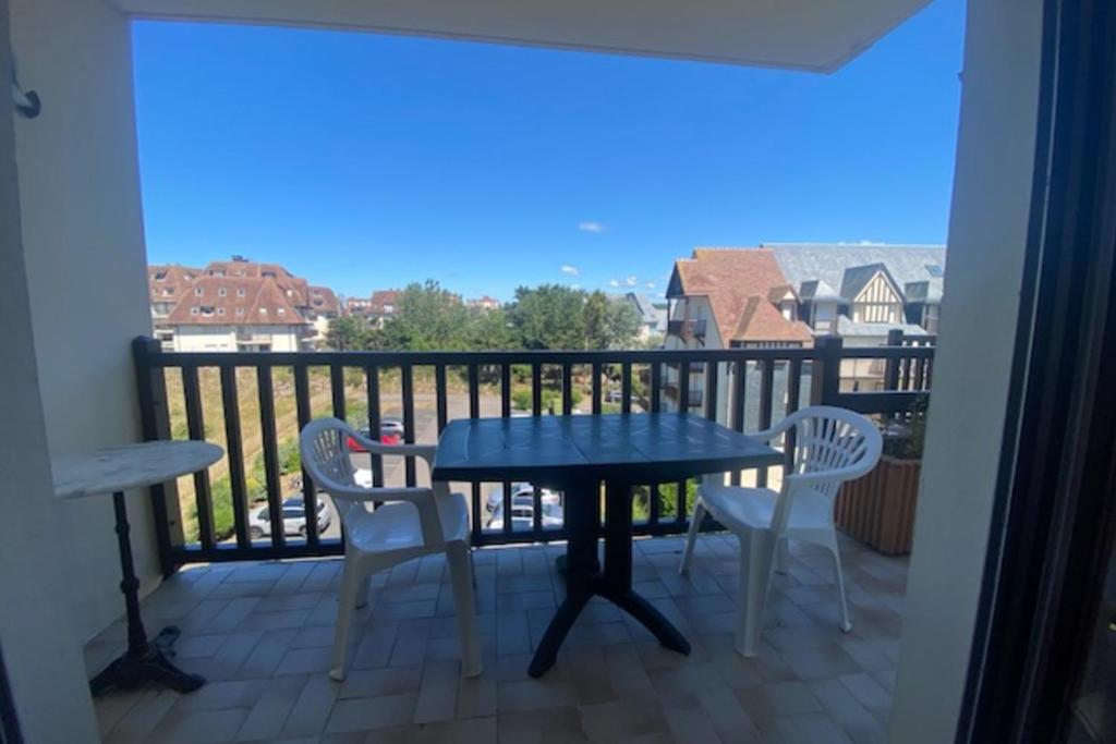 23m Peaceful With Balcony With Sea View !, Cabourg