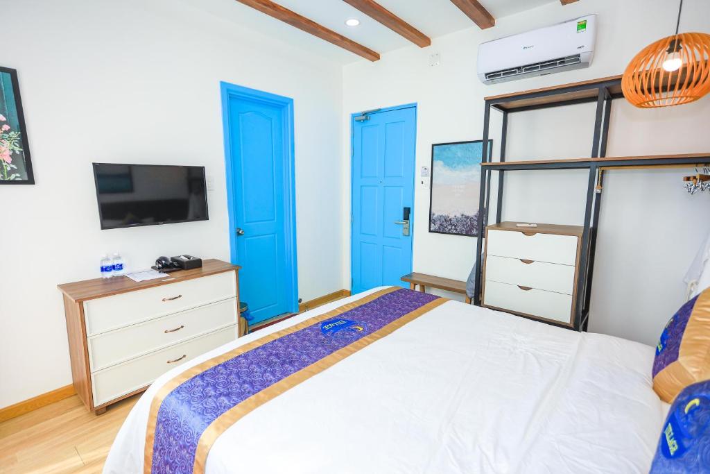 Shared lounge/TV area