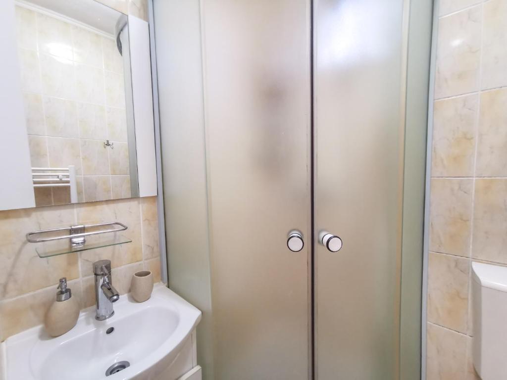 Charming Modern Apartment, Minutes from Downtown photo
