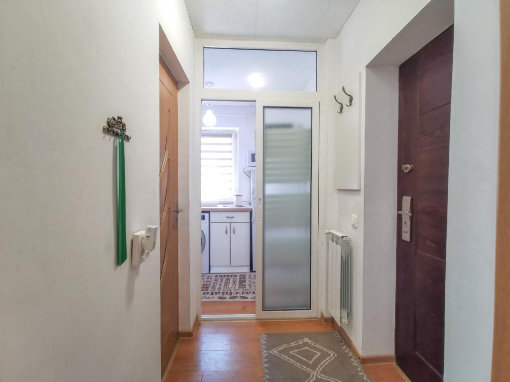 Charming Modern Apartment, Minutes from Downtown photo