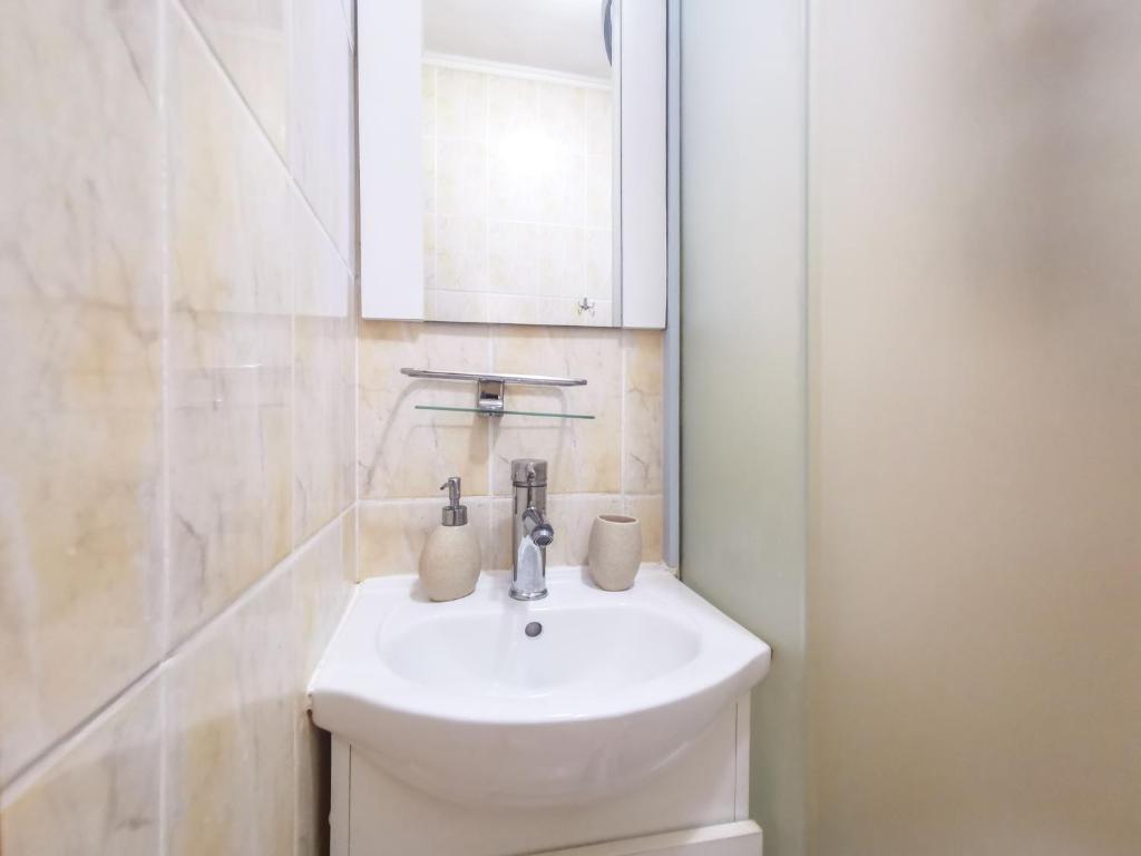 Charming Modern Apartment, Minutes from Downtown photo