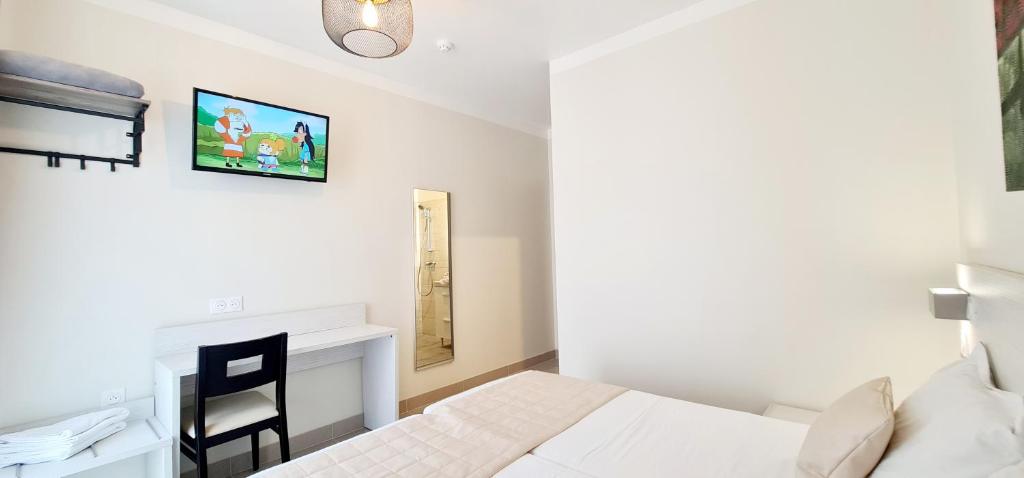 ESPERANCE HOTEL - 4